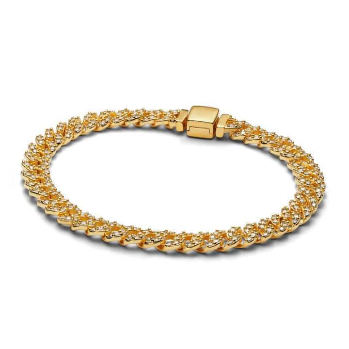 Elegant gold bracelet with moissanite details
