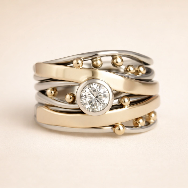 Elegant gold ring with zirconia and refined interior