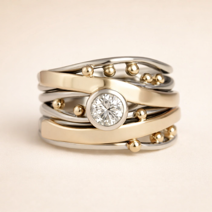 Elegant gold ring with zirconia and refined interior