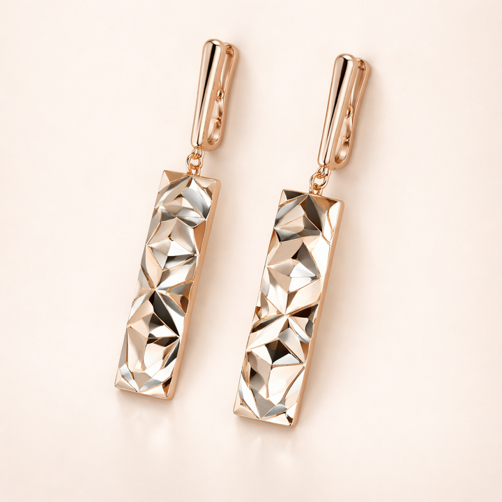 Minimalist gold earrings with a refined shine