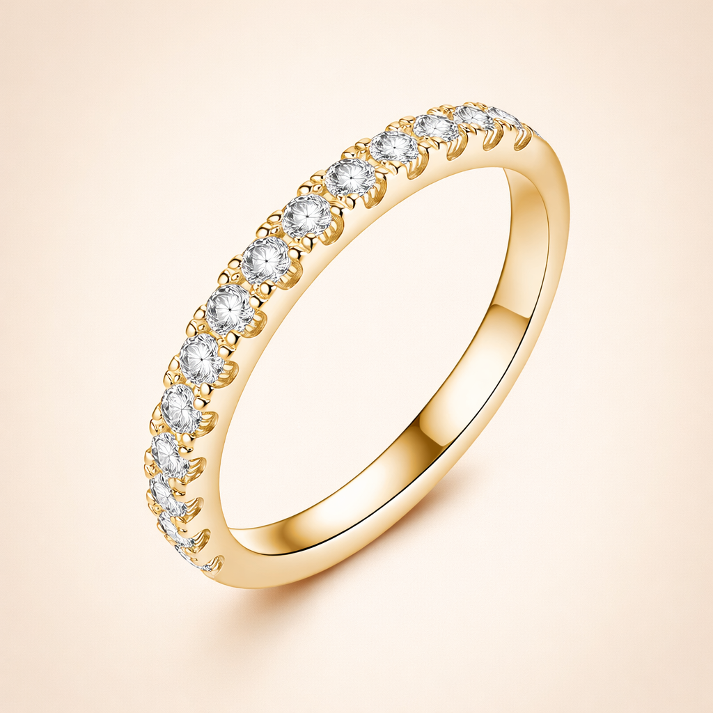 Refined gold ring with moissanite