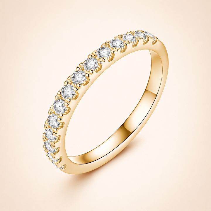 Refined gold ring with moissanite
