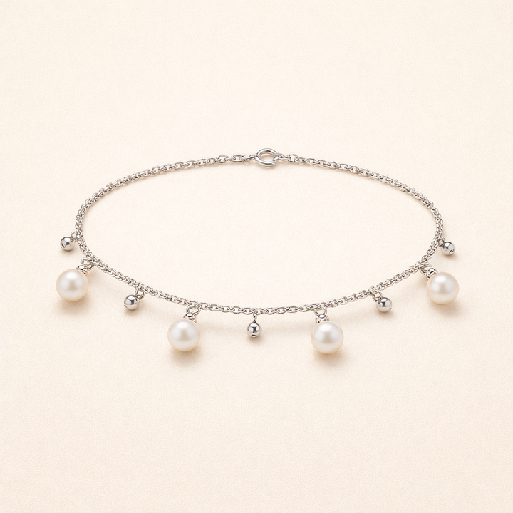 Silver bracelet with elegant pearl and subtle details