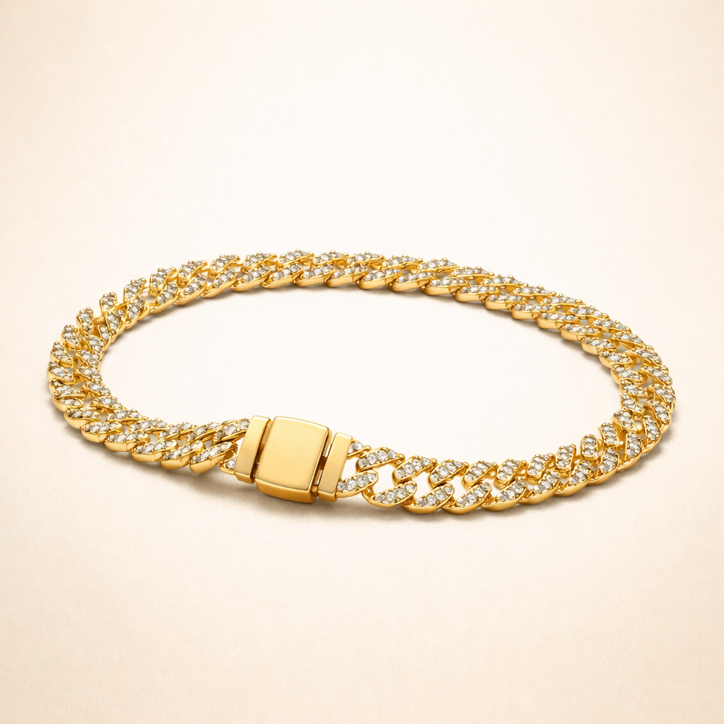 Elegant gold bracelet with moissanite details