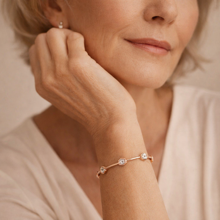 Refined gold bracelet with zirconia details