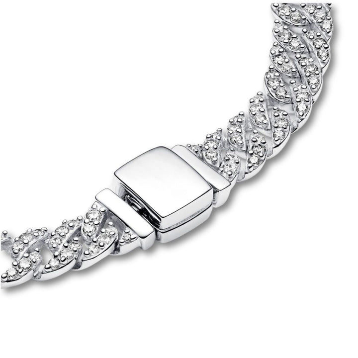 Elegant gold bracelet with moissanite details