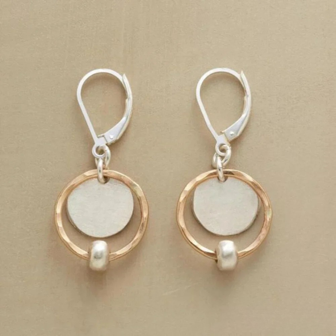 Chic earrings with pearls