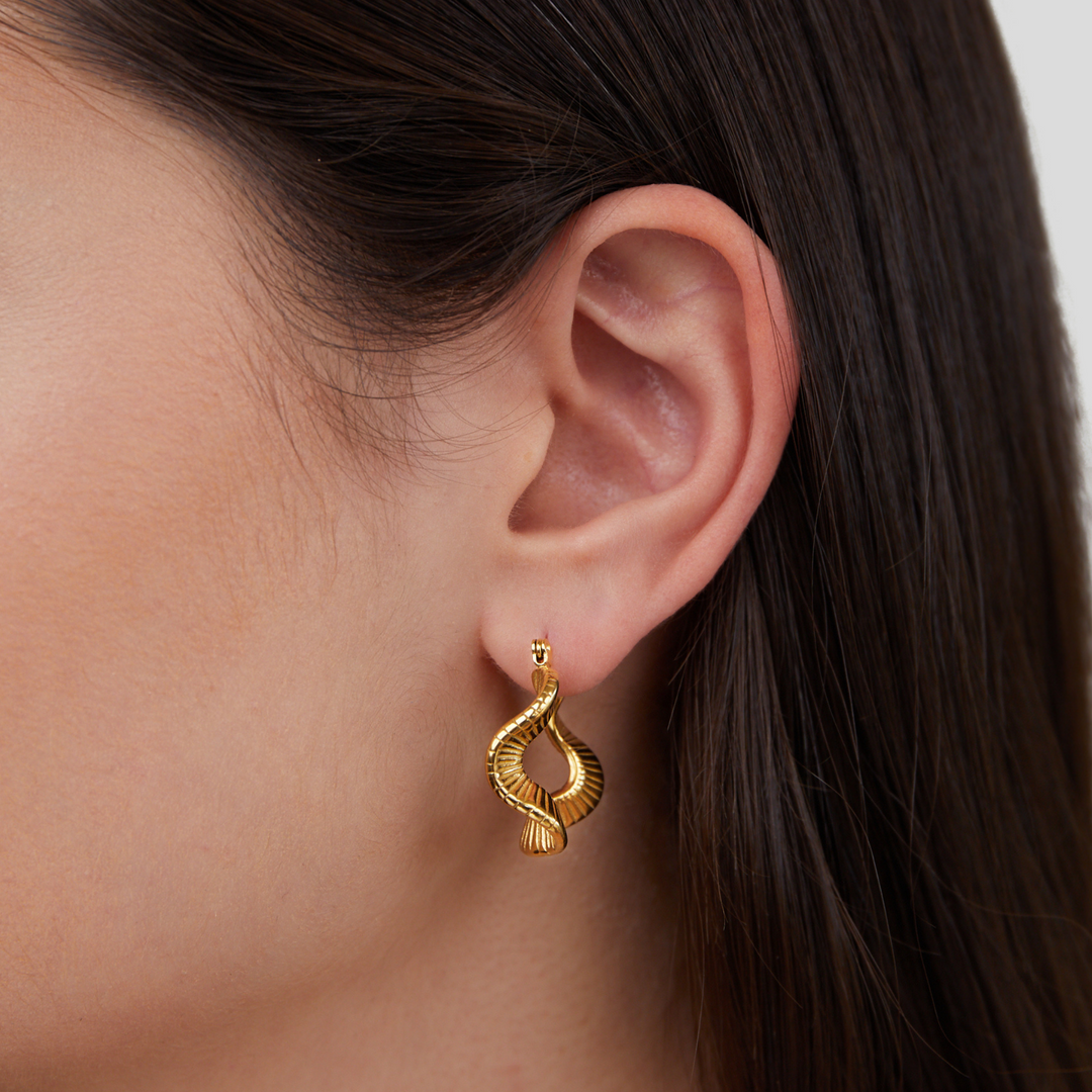Wavy geometric hoops in gold