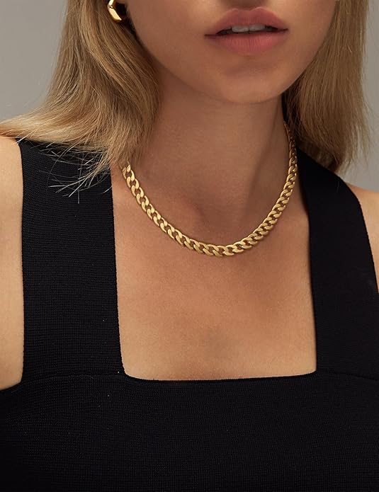 Elegant gold necklace with a refined design