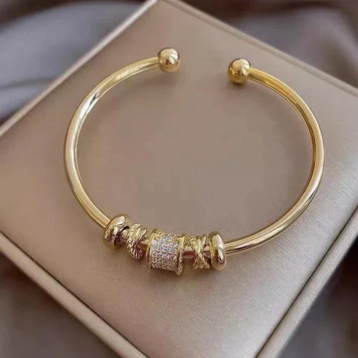 Luna | Elegant adjustable bracelet with sophisticated gold charms