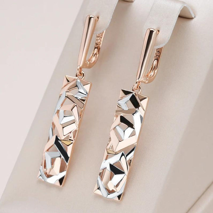 Minimalist gold earrings with a refined shine