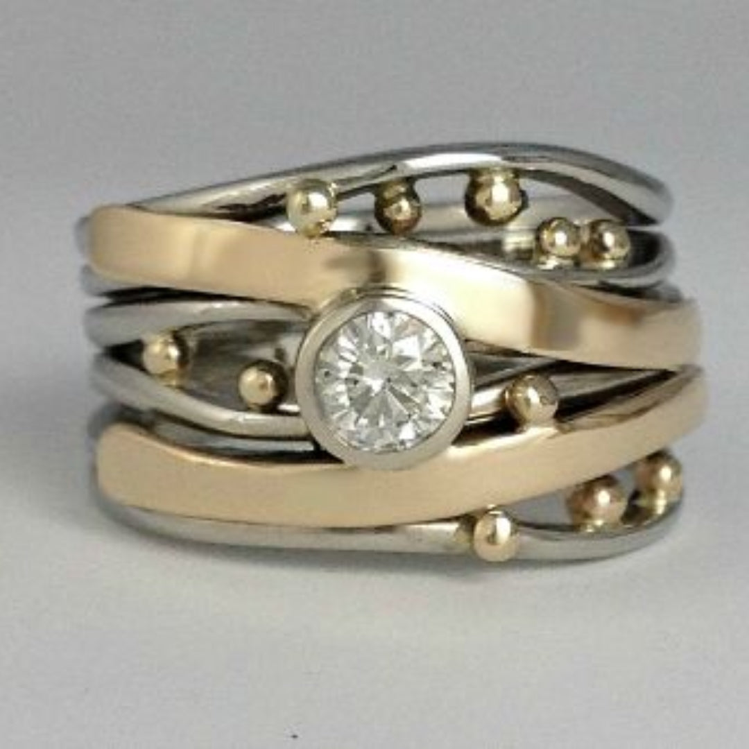 Elegant gold ring with zirconia and refined interior