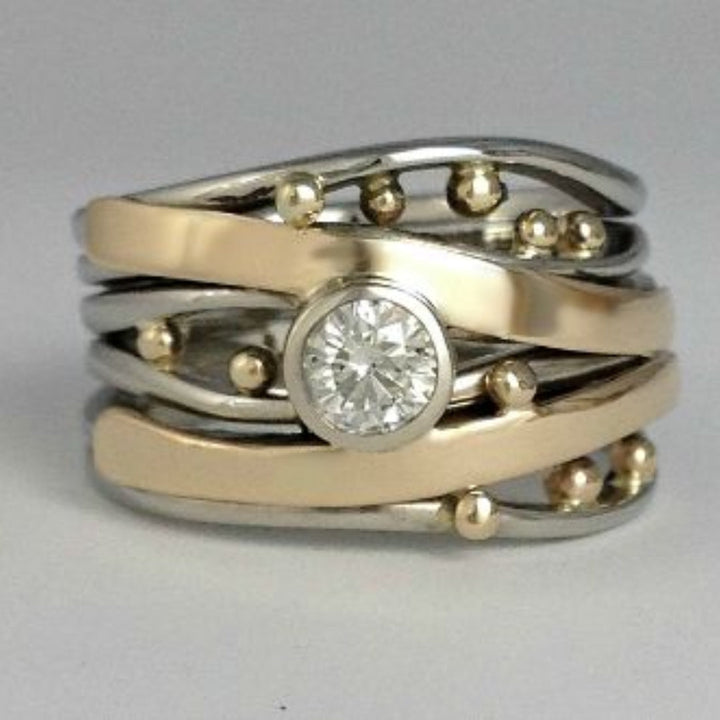 Elegant gold ring with zirconia and refined interior