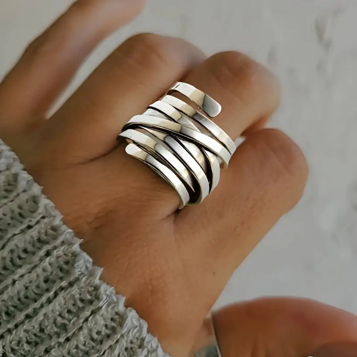 Elegant silver ring with a vintage look