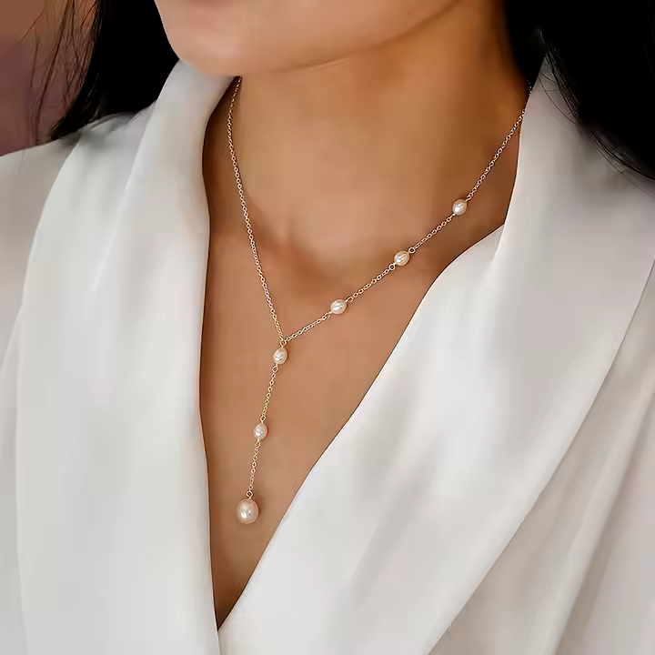 Elegant silver necklace with vintage pendant