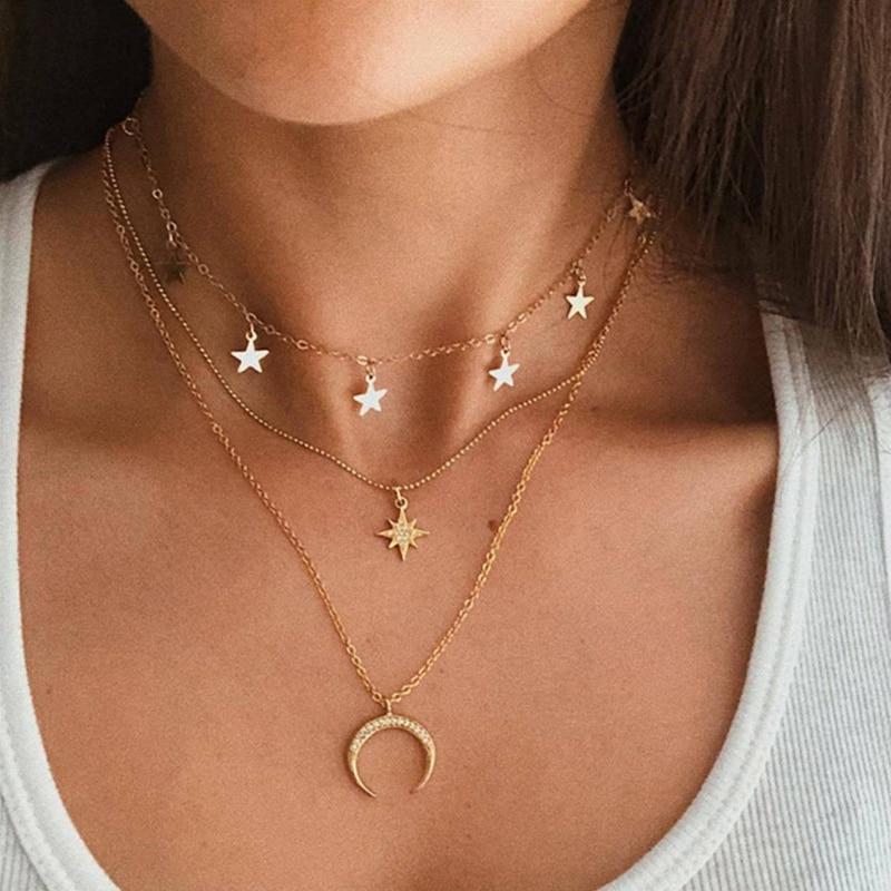 Luna | Elegant gold necklace with delicate moon motif