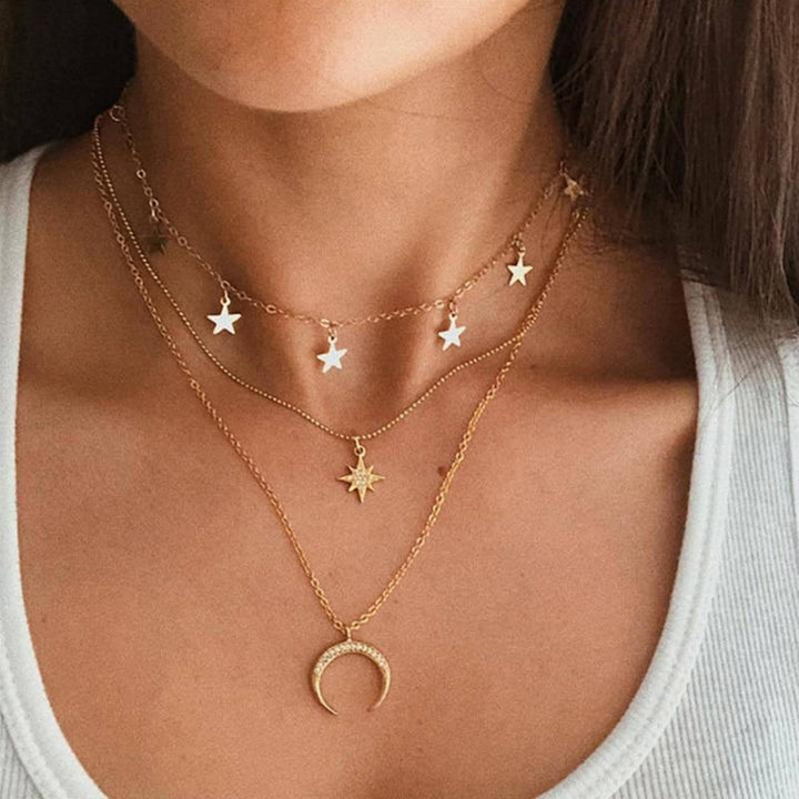 Luna | Elegant gold necklace with delicate moon motif