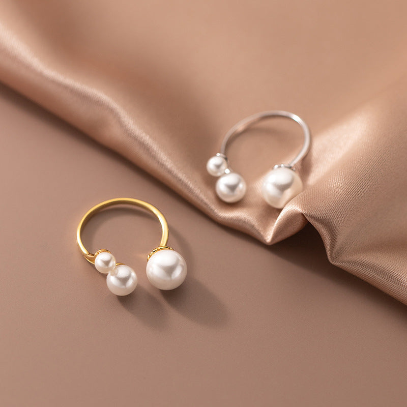 Elegant freshwater pearl ring with a refined triangular shape