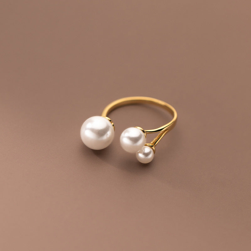 Elegant freshwater pearl ring with a refined triangular shape