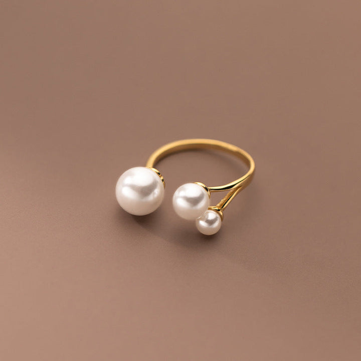 Elegant freshwater pearl ring with a refined triangular shape