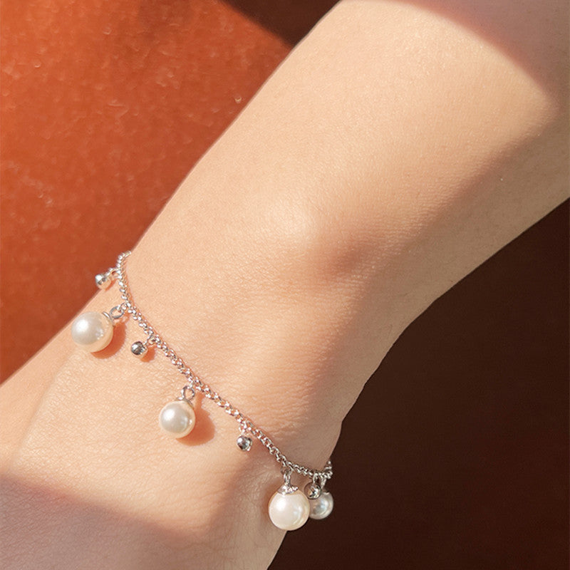 Silver bracelet with elegant pearl and subtle details