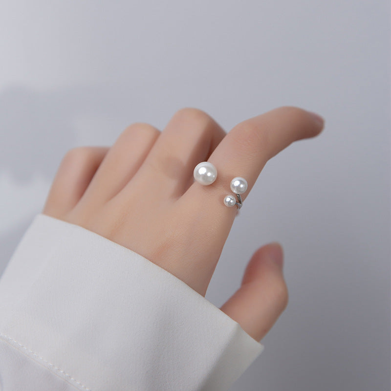 Elegant freshwater pearl ring with a refined triangular shape