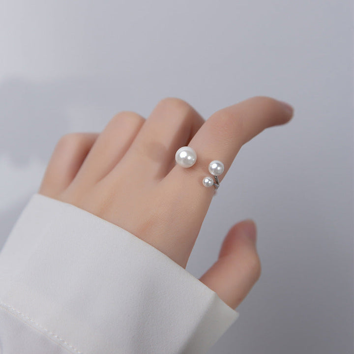 Elegant freshwater pearl ring with a refined triangular shape