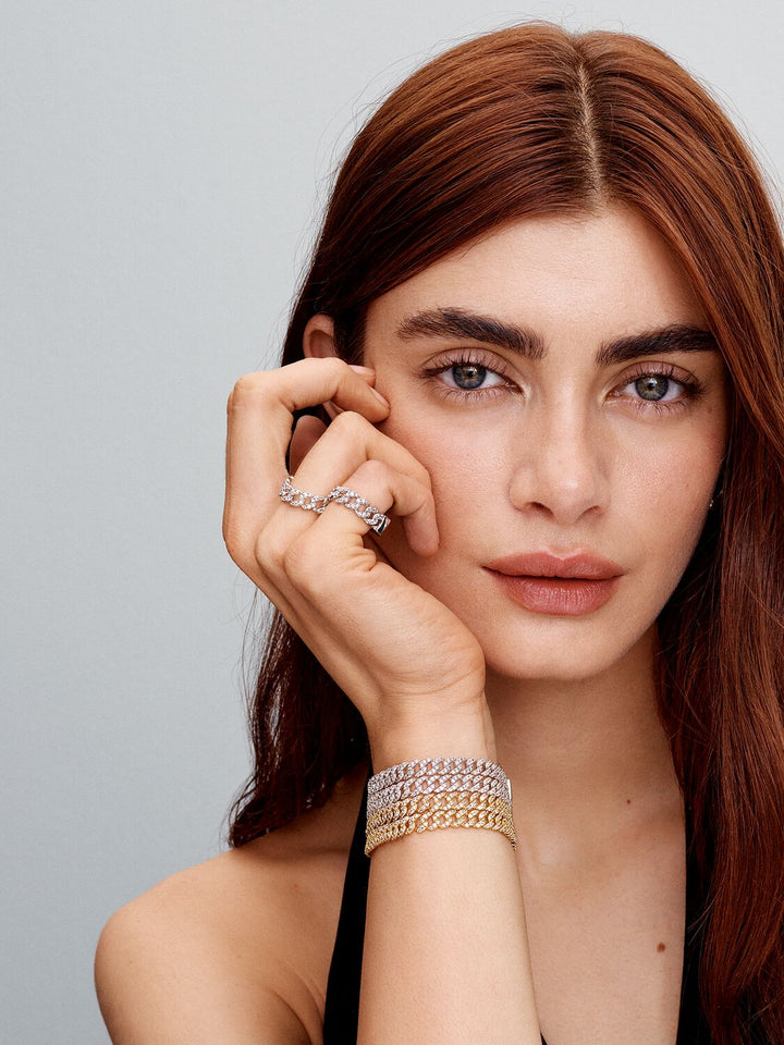 Elegant gold bracelet with moissanite details