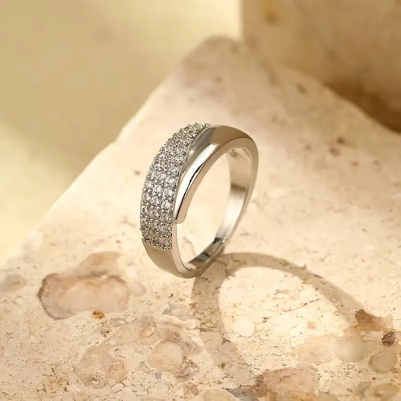 Eloise – A ring of timeless brilliance