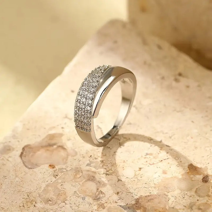 Eloïse – A ring of timeless brilliance