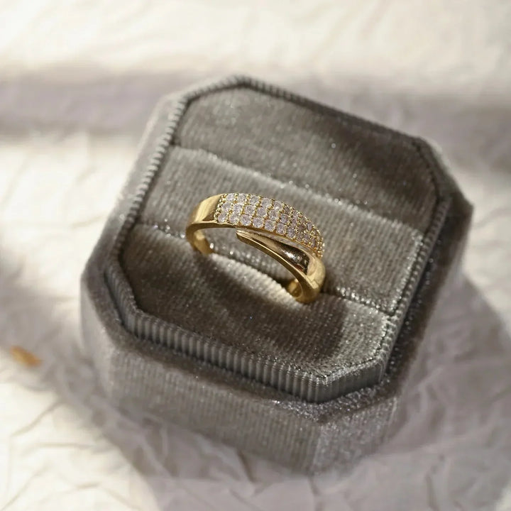Eloise – A ring of timeless brilliance