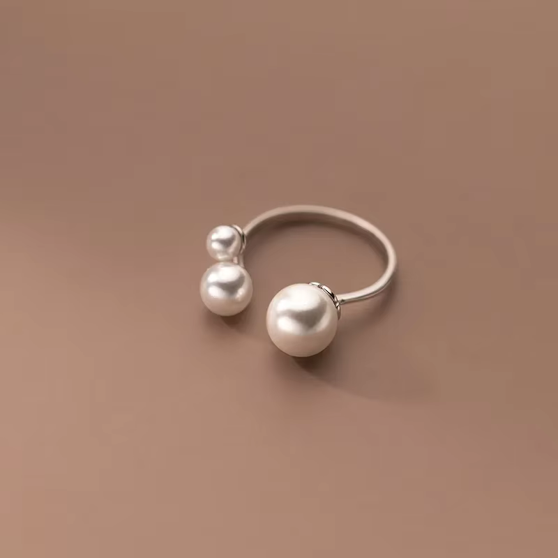 Elegant freshwater pearl ring with a refined triangular shape