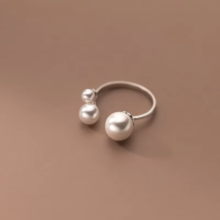 Elegant freshwater pearl ring with a refined triangular shape