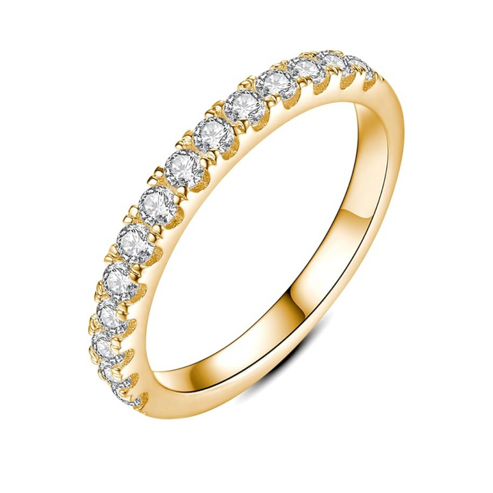 Refined gold ring with moissanite