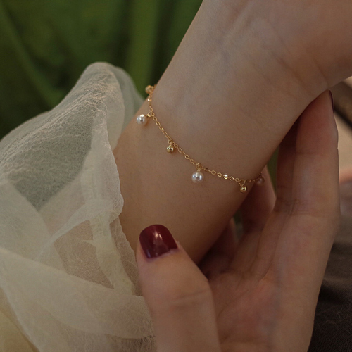Silver bracelet with elegant pearl and subtle details
