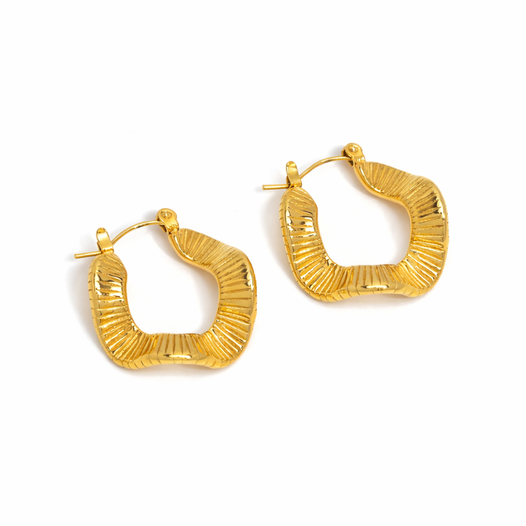 Wavy geometric hoops in gold