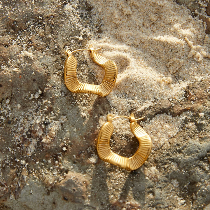 Wavy Geometric Hoops in Gold