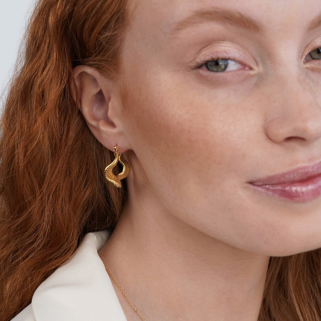 Wavy Geometric Hoops in Gold