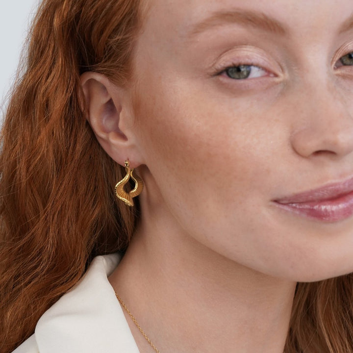 Wavy geometric hoops in gold