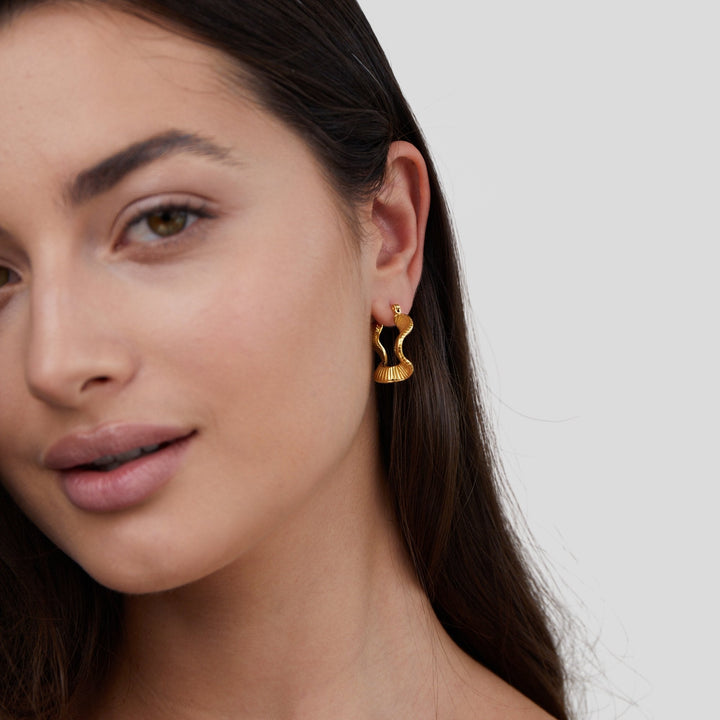 Wavy geometric hoops in gold