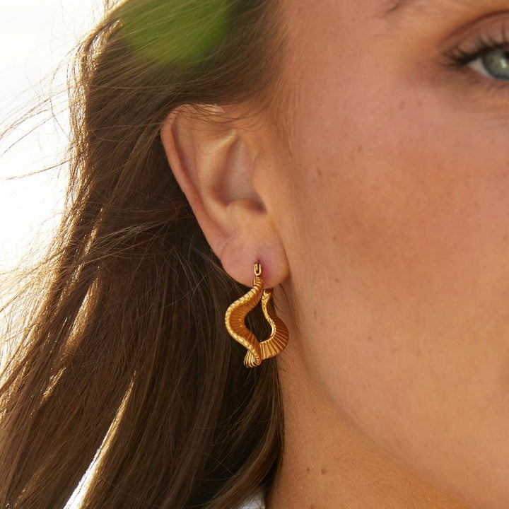 Wavy Geometric Hoops in Gold
