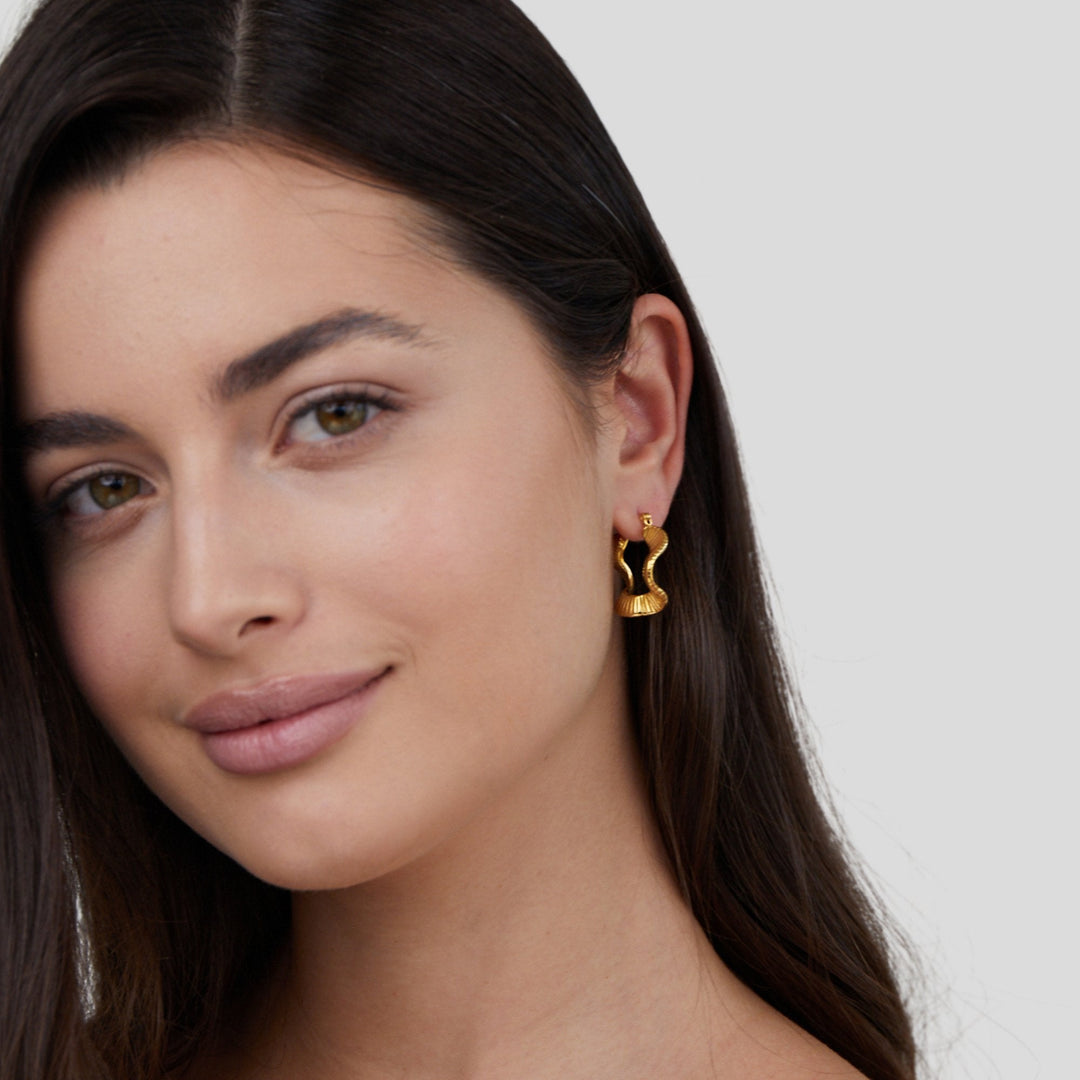Wavy geometric hoops in gold
