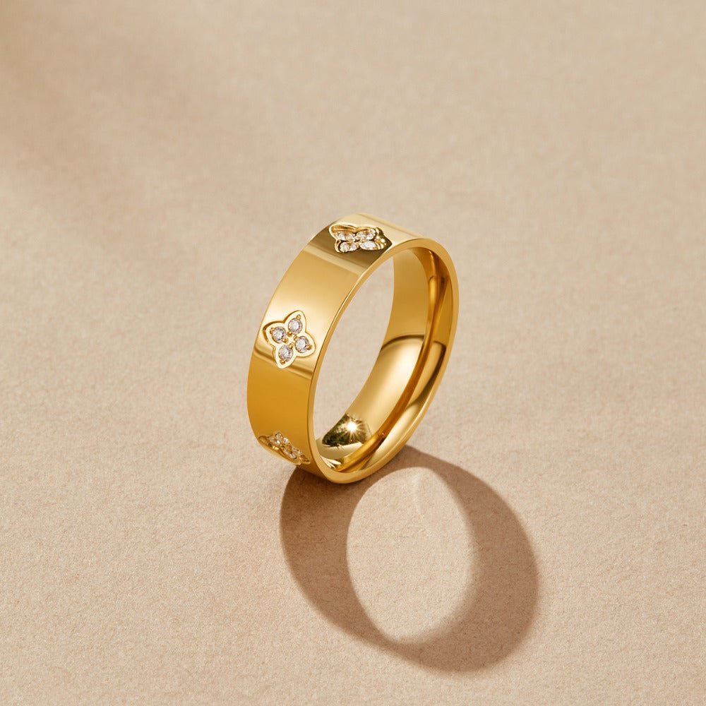 Clover ring with crystals