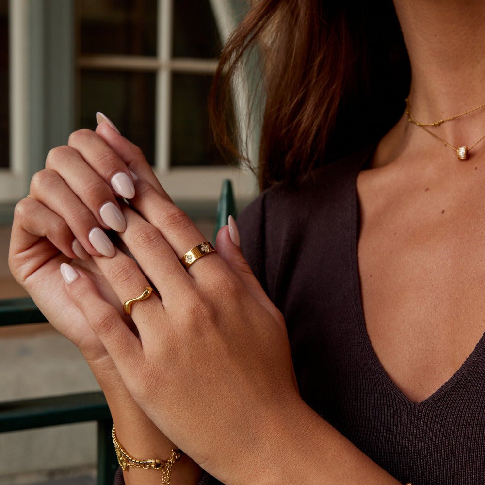 Clover ring with crystals