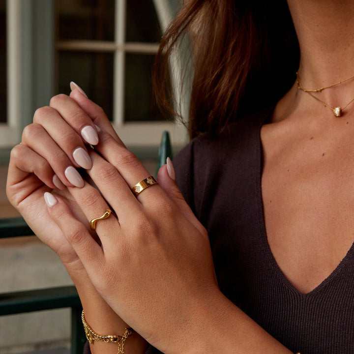 Clover ring with crystals