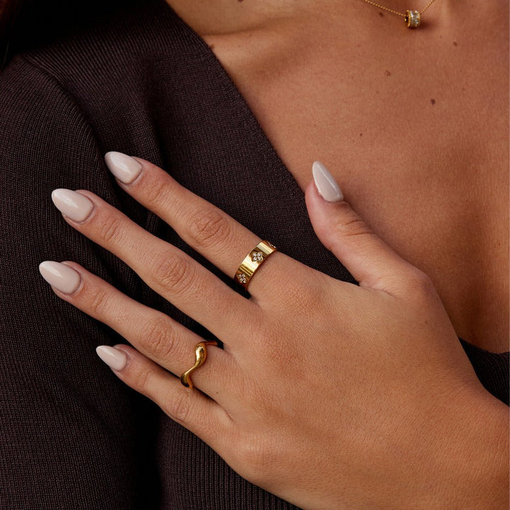 Clover ring with crystals