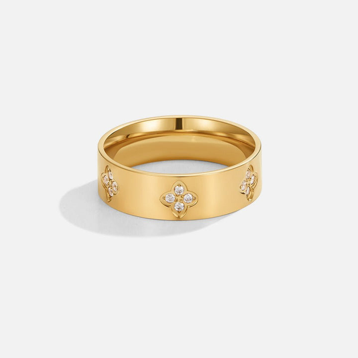 Clover ring with crystals