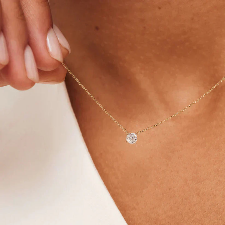 Elegant Gold Pendant with Moissanite