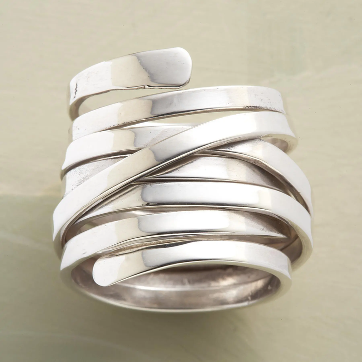 Elegant silver ring with a vintage look