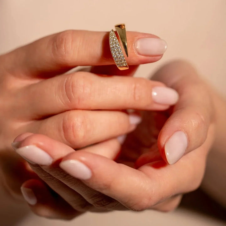 Eloise – A ring of timeless brilliance